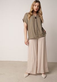 Born2be - Ciemnobeżowa Nietoperzowa Bluzka z Krótkim Rękawem z Lnem i Wiskozą Isirtila. Okazja: na co dzień, do pracy. Kolor: beżowy. Materiał: wiskoza, len. Długość rękawa: krótki rękaw. Długość: krótkie. Sezon: lato. Styl: casual, klasyczny, elegancki #4