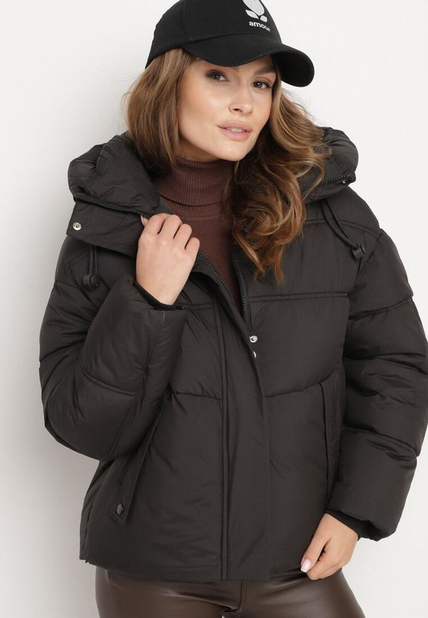 Born2be - Czarna Kurtka Pikowana z Kapturem i Ściągaczami przy Rękawach Hedivra. Okazja: na spacer, na co dzień. Typ kołnierza: kaptur. Kolor: czarny. Materiał: jeans. Długość rękawa: długi rękaw. Długość: długie. Sezon: zima. Styl: casual, klasyczny