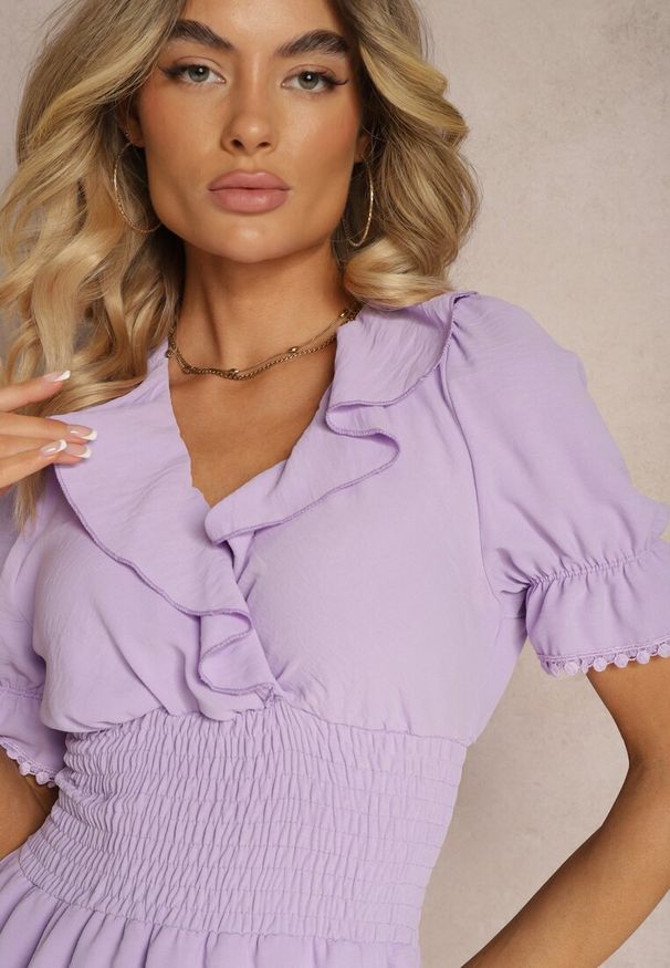 Renee - Fioletowa Rozkloszowana Sukienka z Gumką w Talii i Ozdobnymi Falbankami przy Dekolcie Arcidia. Typ kołnierza: kołnierz z falbankami. Kolor: fioletowy. Materiał: tkanina. Sezon: lato