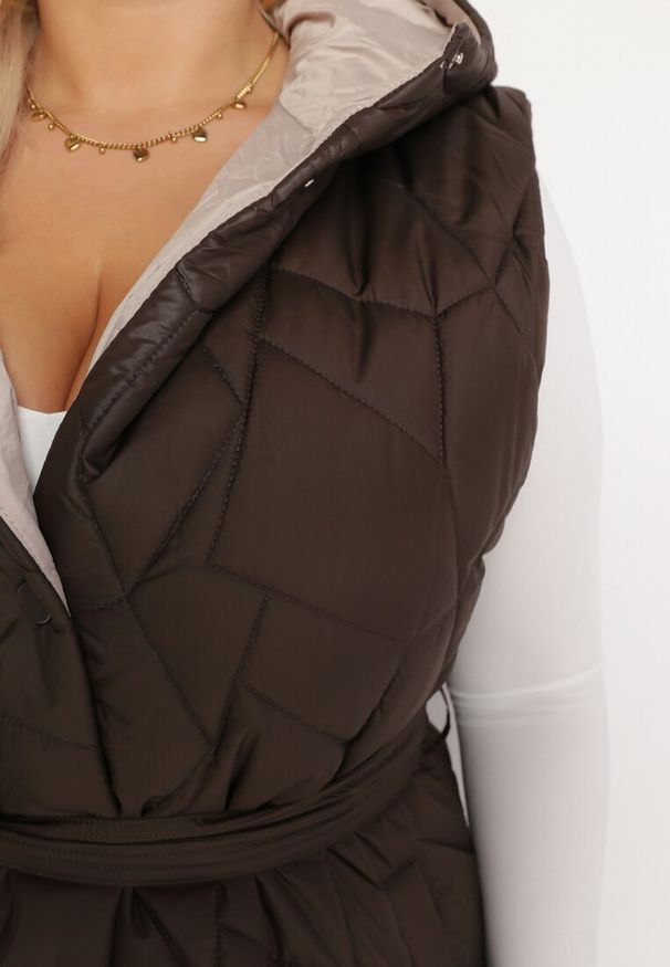 Born2be - Brązowa Kamizelka Pikowana z Paskiem Dagalee. Okazja: na co dzień. Kolekcja: plus size. Kolor: brązowy. Materiał: materiał, jeans. Długość: długie. Wzór: jednolity. Styl: casual