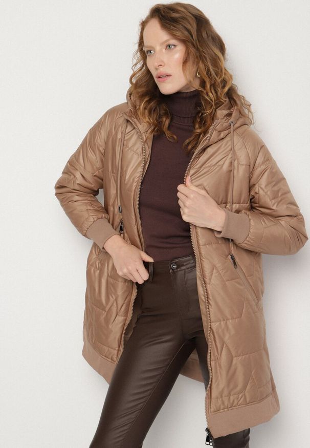 Born2be - Jasnobrązowa Pikowana Kurtka Przejściowa z Kapturem i Ściągaczami Fesarena. Okazja: na co dzień. Typ kołnierza: kaptur. Kolor: brązowy. Materiał: dzianina, jeans. Styl: casual, sportowy