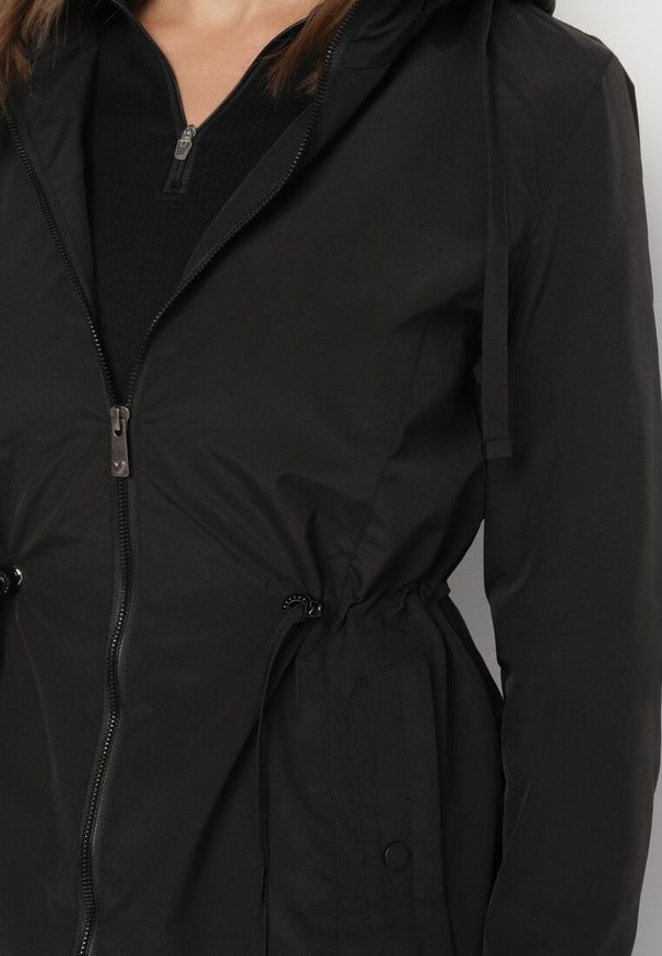Born2be - Czarna Kurtka Parka ze Sznurkiem w Talii i Kapturem Teridi. Okazja: na spacer, na co dzień. Kolor: czarny. Materiał: jeans. Długość rękawa: długi rękaw. Długość: długie. Styl: casual