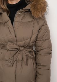 Born2be - Ciemnozielona Pikowana Kurtka z Kapturem z Odpinanym Futrem i Wiązanym Paskiem Issaronia. Okazja: na co dzień. Typ kołnierza: kaptur. Kolor: zielony. Materiał: futro. Styl: casual, elegancki #7