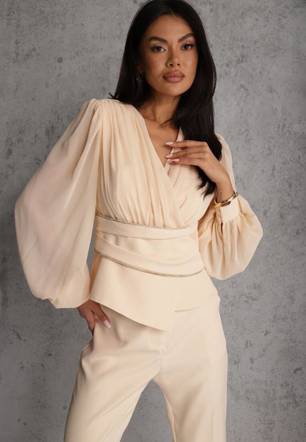 Renee - Beżowa Bluzka VICES w Kopertowym Stylu z Luźnymi Transparentnymi Rękawami i Dekoltem V Inge. Okazja: na co dzień. Kolor: beżowy. Materiał: jeans. Styl: casual, elegancki