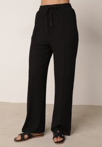 Born2be - Czarne Szerokie Spodnie z Prążkowanej Tkaniny z Wysokim Stanem Sarora. Okazja: na co dzień. Stan: podwyższony. Kolor: czarny. Materiał: tkanina, prążkowany. Wzór: prążki. Styl: casual #3