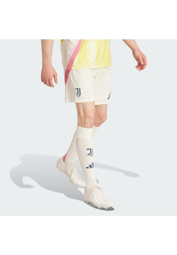 Adidas - Szorty Juventus 24/25 Away. Kolor: biały. Materiał: materiał. Sport: piłka nożna