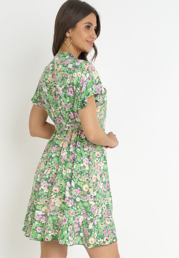 Born2be - Zielona Kopertowa Sukienka Mini z Wiązaniem w Pasie z Wiskozy Huette. Kolor: zielony. Materiał: wiskoza. Wzór: aplikacja. Sezon: wiosna, lato. Typ sukienki: kopertowe. Długość: mini