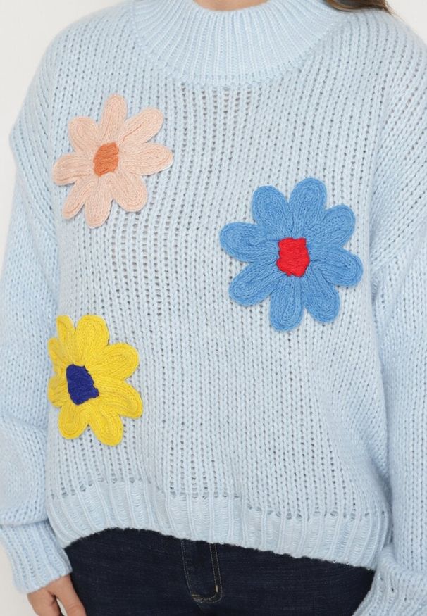 Born2be - Jasnoniebieski Sweter z Wiskozą Ozdobiony Kwiatami 3D Alabine. Okazja: na co dzień, na spacer. Kolor: niebieski. Materiał: wiskoza. Wzór: aplikacja, kwiaty. Styl: casual