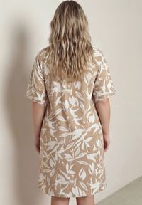 Born2be - Jasnobeżowa Pudełkowa Sukienka z Wiskozy w Roślinny Wzór z Guzikami przy Dekolcie Acosia. Okazja: na co dzień. Kolekcja: plus size. Kolor: beżowy. Materiał: wiskoza. Typ sukienki: proste, dla puszystych. Styl: elegancki, klasyczny, casual #7