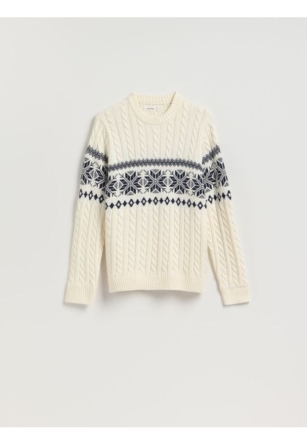 Reserved - Sweter z warkoczowym splotem - złamana biel. Materiał: dzianina, bawełna. Wzór: ze splotem