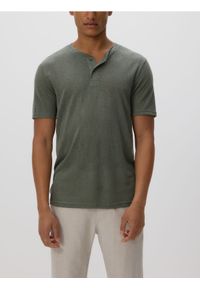 Reserved - T-shirt henley regular fit - ciemnozielony. Typ kołnierza: typu henley. Kolor: zielony. Materiał: dzianina, wiskoza