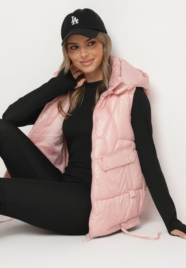 Born2be - Różowa Kamizelka z Odpinanym Kapturem i Ozdobnym Pikowaniem Arreanne. Okazja: na co dzień. Kolor: różowy. Materiał: jeans, materiał. Sezon: wiosna, jesień. Styl: sportowy, elegancki, casual