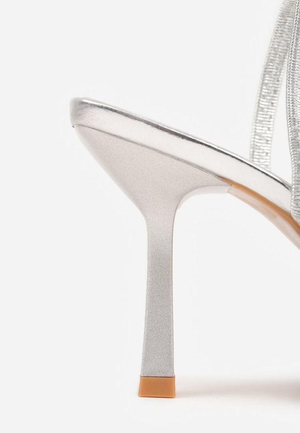 Renee - Srebrne Szpilki z Odkrytą Piętą i Transparentnym Noskiem z Cyrkoniami Kalinata. Okazja: na co dzień. Kolor: srebrny. Materiał: jeans, koronka. Wzór: aplikacja. Obcas: na szpilce. Styl: casual, klasyczny, wizytowy