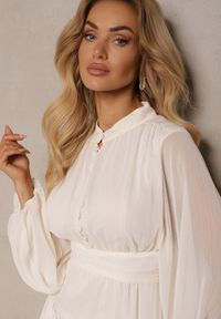 Renee - Jasnobeżowa Elegancka Sukienka w Stylu Vintage z Powlekanymi Guzikami i Marszczeniami Lefandia. Typ kołnierza: kołnierzyk stójkowy. Kolor: beżowy. Styl: vintage, elegancki #3