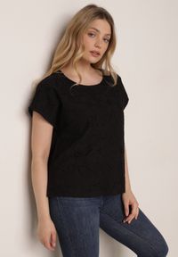 Born2be - Czarna Bluzka Bawełniana z Ażurowymi Wycięciami Ryrlea. Okazja: na co dzień. Kolor: czarny. Materiał: bawełna. Długość: długie. Wzór: ażurowy. Styl: klasyczny, casual #1