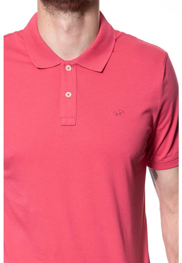 Mustang - POLO MUSTANG Basic Polo CLARET RED 1007521 8213. Okazja: na spotkanie biznesowe, do pracy. Typ kołnierza: polo. Materiał: bawełna, dzianina, materiał, jeans. Długość rękawa: krótki rękaw. Długość: krótkie. Sezon: lato. Styl: wakacyjny, biznesowy, klasyczny, elegancki