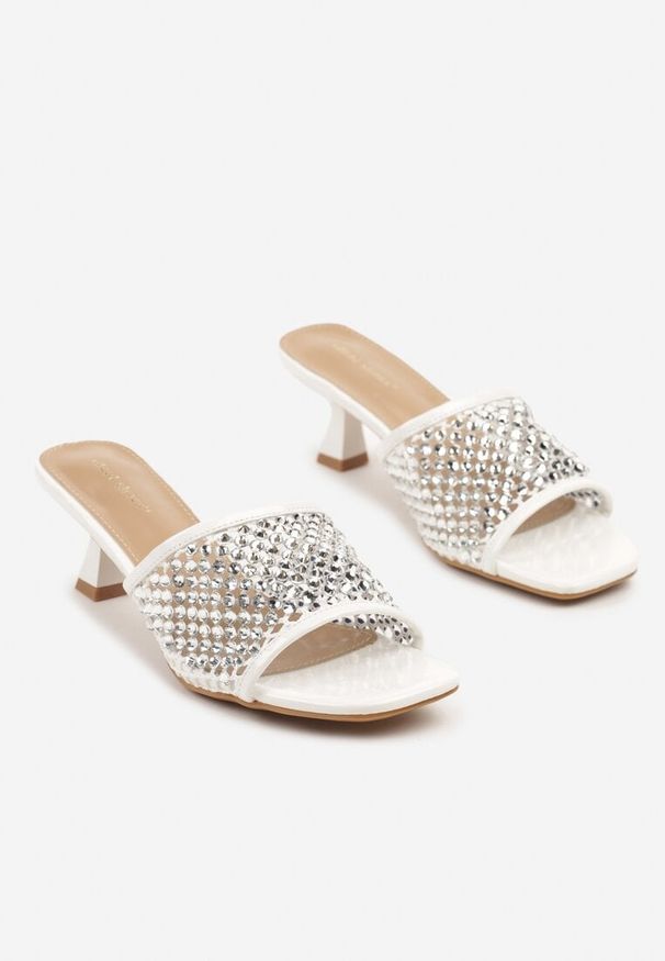 Born2be - Białe Siateczkowe Klapki na Obcasie Typu Kaczuszka z Cyrkoniami Lurivene. Kolor: biały. Materiał: tiul. Obcas: na obcasie. Wysokość obcasa: średni