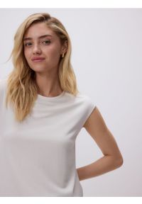 Reserved - Top z modalem - beżowy. Kolor: beżowy. Materiał: dzianina #1