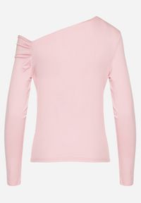 Born2be - Różowa Bluzka z Asymetrycznym Dekoltem i Marszczeniem Ninalira. Okazja: na co dzień. Kolor: różowy. Styl: elegancki, casual