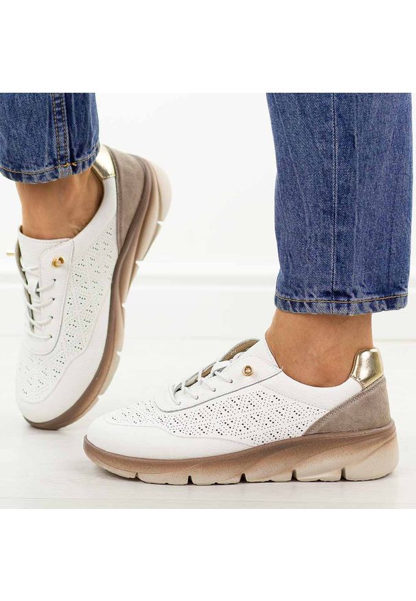 Białe skórzane półbuty damskie Sergio Leone Sp002. Okazja: na co dzień. Nosek buta: okrągły. Kolor: biały. Materiał: skóra. Szerokość cholewki: normalna. Sezon: wiosna, jesień, lato. Styl: casual, klasyczny, sportowy