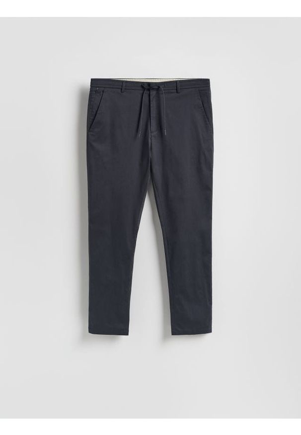 Reserved - Spodnie joggery - granatowy. Kolor: niebieski. Materiał: tkanina, bawełna