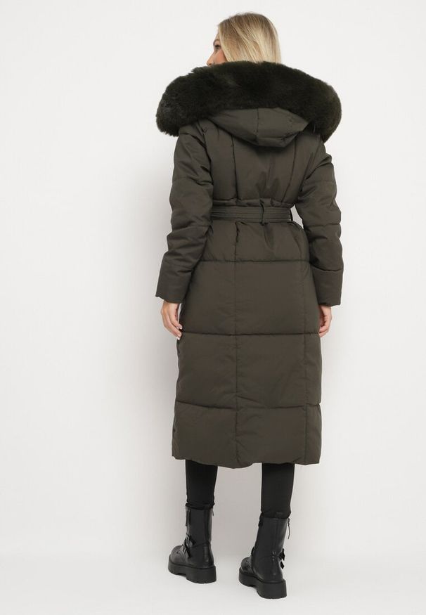 Born2be - Ciemnozielona Pikowana Kurtka z Kapturem z Odpinanym Futerkiem i Wiązanym Paskiem Kikira. Okazja: na spacer. Typ kołnierza: kaptur. Kolor: zielony. Materiał: futro. Długość rękawa: długi rękaw. Długość: długie. Styl: elegancki