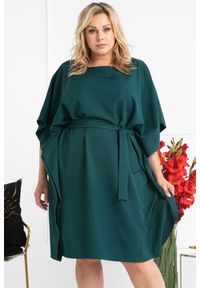 KARKO - Sukienka wyjatkowa wiązana oversize ROLANDA butelkowa zieleń PROMOCJA. Okazja: na randkę, na spotkanie biznesowe, na co dzień. Kolekcja: plus size. Materiał: tkanina, poliester, elastan, materiał, skóra. Sezon: wiosna, lato. Typ sukienki: oversize. Styl: casual, elegancki, biznesowy. Długość: midi