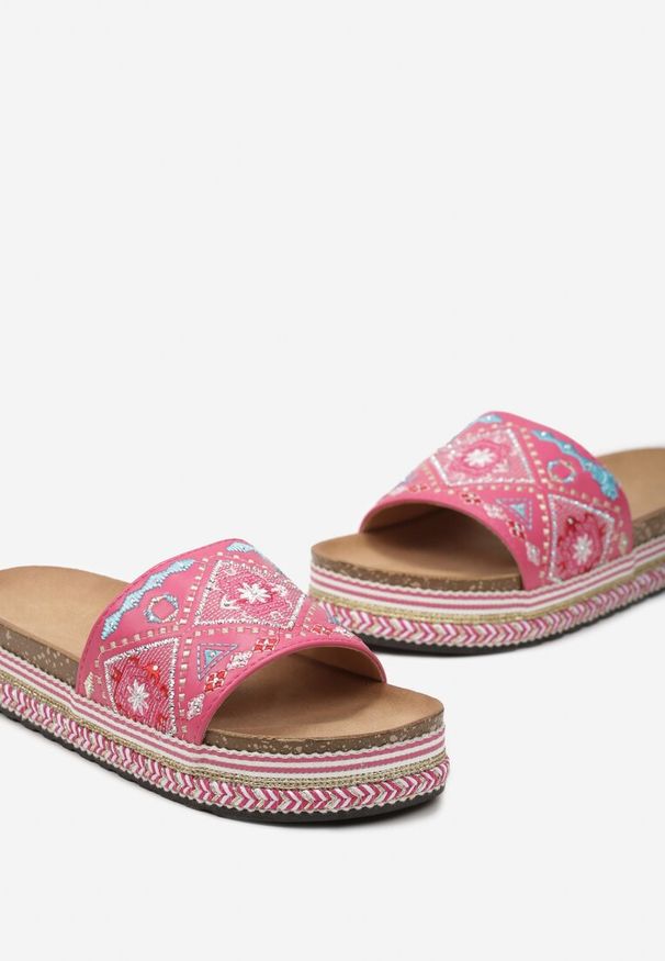 Renee - Fuksjowe Klapki Boho na Niskiej Platformie Ozdobione Plecionką i Cyrkoniami Giratsa. Kolor: różowy. Materiał: jeans. Wzór: aplikacja. Sezon: lato. Obcas: na platformie. Styl: boho