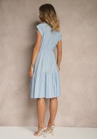 Renee - Jasnoniebieska Rozkloszowana Sukienka z Wiskozy Linurea. Okazja: na co dzień. Kolor: niebieski. Materiał: wiskoza. Styl: klasyczny, elegancki, casual