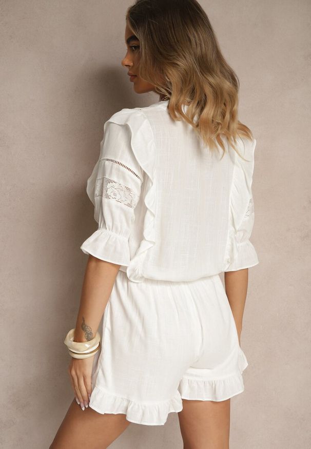 Renee - Biały Wiskozowy Kombinezon z Lnem w Rustykalnym Stylu z Koronką i Falbanami Linulia. Okazja: na co dzień. Kolor: biały. Materiał: wiskoza, len, koronka. Wzór: koronka. Sezon: lato. Styl: casual, elegancki