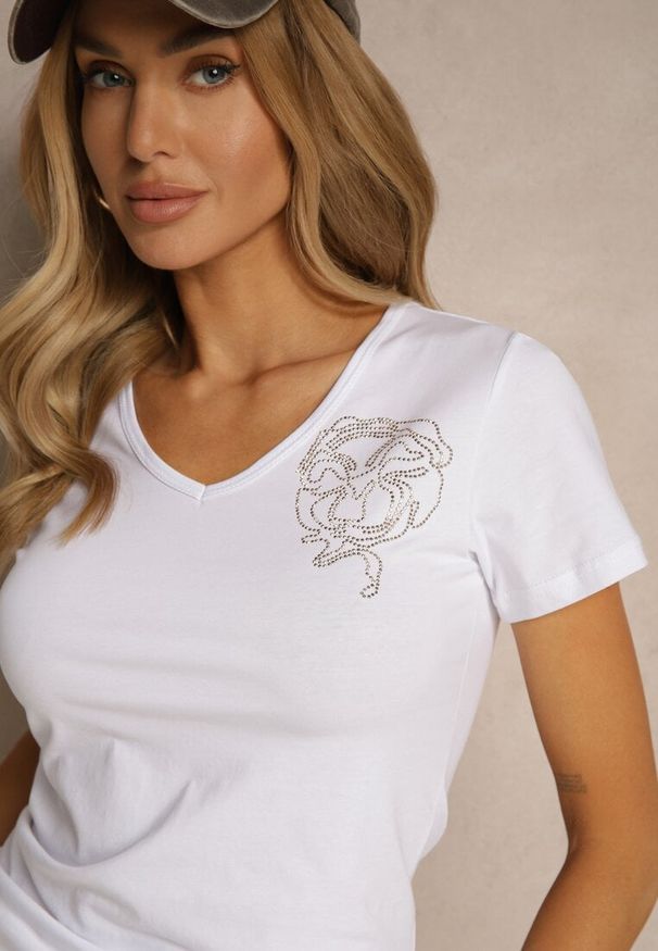 Renee - Biały Bawełniany T-shirt Ozdobiony Cyrkoniami Ulivessa. Okazja: na co dzień. Typ kołnierza: dekolt w serek. Kolor: biały. Materiał: bawełna. Wzór: aplikacja. Styl: klasyczny, elegancki, casual