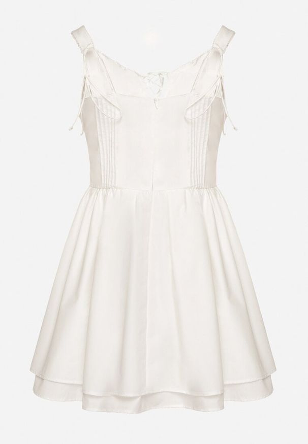 Born2be - Biała Bawełniana Sukienka Vices w Rustykalnym Stylu z Wiązaniem Fenavira. Okazja: na co dzień. Kolor: biały. Materiał: bawełna. Długość rękawa: na ramiączkach. Wzór: aplikacja. Styl: casual