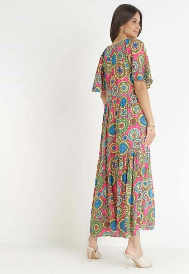 Born2be - Fuksjowo-Zielona Rozkloszowana Sukienka Maxi z Falbanką z Wiskozy Sehna. Kolor: różowy. Materiał: wiskoza. Wzór: kwiaty. Sezon: wiosna, lato. Długość: maxi