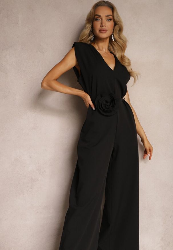 Renee - Czarny Kombinezon Wykończony Prostymi Szerokimi Nogawkami z Wiskozą i Kwiatem 3D Dimentia. Kolor: czarny. Materiał: wiskoza. Wzór: kwiaty. Styl: klasyczny