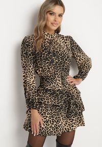 Born2be - CIemnobeżowa Rozkloszowana Sukienka w Panterkę Zwężana w Talii z Falbanami Liliwia. Okazja: na co dzień. Kolor: beżowy. Długość rękawa: długi rękaw. Wzór: motyw zwierzęcy. Styl: casual, klasyczny #1