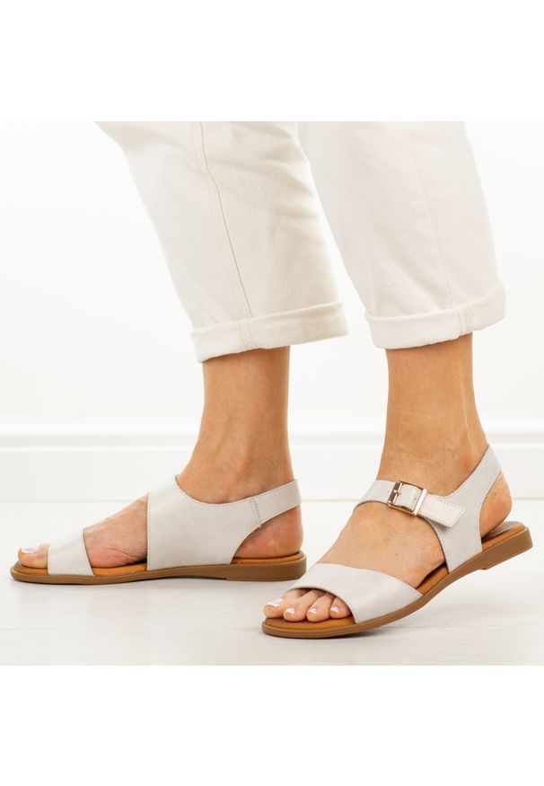 Białe skórzane płaskie sandały damskie Cambell 19395. Okazja: na co dzień. Zapięcie: pasek. Kolor: biały. Materiał: skóra. Wzór: aplikacja. Sezon: wiosna, lato. Obcas: na płaskiej podeszwie. Styl: elegancki, casual