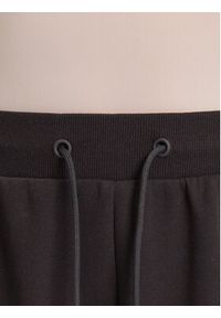 Guess Spodnie dresowe V5YB02 KB3P2 Czarny Regular Fit. Kolor: czarny. Materiał: bawełna #4