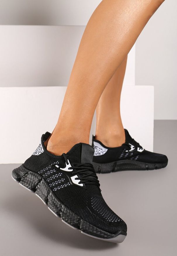 Born2be - Czarne Wsuwane Buty Sportowe na Płaskiej Podeszwie ze Żłobieniami Seshea. Wysokość cholewki: przed kostkę. Nosek buta: okrągły. Zapięcie: bez zapięcia. Kolor: czarny. Szerokość cholewki: normalna. Sezon: wiosna, lato. Obcas: na płaskiej podeszwie