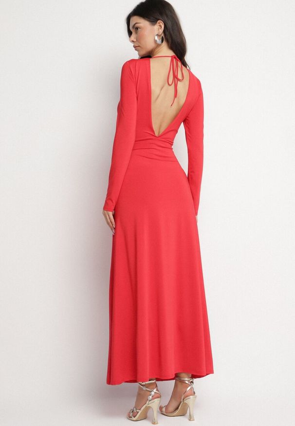 Born2be - Czerwona Rozkloszowana Sukienka z Wiskozą z Odkrytymi Plecami i Wiązaniem Irellisa. Okazja: na co dzień. Kolor: czerwony. Materiał: wiskoza. Styl: elegancki, casual