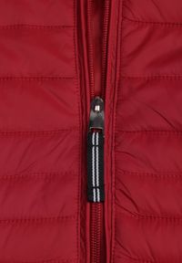 Born2be - Czerwona Pikowana Kurtka Przejściowa z Kapturem z Lamówką i Ściągaczami Zidara. Okazja: na spacer. Typ kołnierza: kaptur. Kolor: czerwony. Materiał: poliester, jeans, dresówka #6