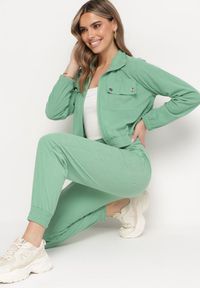 Born2be - Zielony Komplet Dresowy z Prążkowanego Materiału Bluza z Kołnierzykiem i Spodnie z Gumką w Pasie Kerulla. Kolor: zielony. Materiał: dresówka, prążkowany, materiał