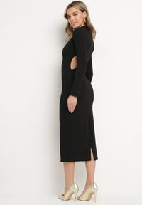 Born2be - Czarna Dopasowana Sukienka Ozdobiona Wycięciem Dralfedi. Kolor: czarny. Materiał: jeans. Wzór: aplikacja. Typ sukienki: sportowe. Styl: elegancki, sportowy #6