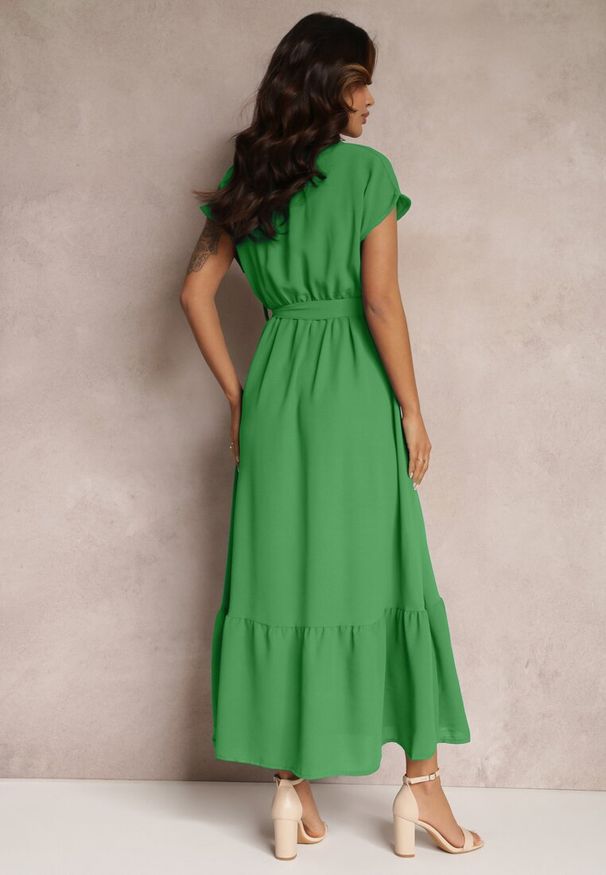 Renee - Zielona Kopertowa Sukienka z Gumką w Talii i Wiązaniem Mylelse. Typ kołnierza: kołnierzyk stójkowy. Kolor: zielony. Materiał: materiał. Długość rękawa: krótki rękaw. Sezon: lato. Typ sukienki: kopertowe. Styl: elegancki. Długość: maxi