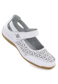 Skórzane półbuty damskie ażurowe na rzep białe Jezzi 9763. Zapięcie: rzepy. Kolor: biały. Materiał: skóra. Szerokość cholewki: normalna. Wzór: ażurowy #1