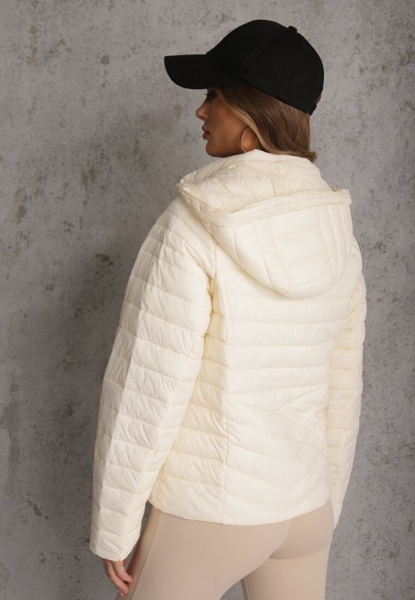 Renee - Jasnobeżowa Przejściowa Kurtka Pikowana z Kapturem z Możliwością Odpięcia Pretiga. Okazja: na spacer. Typ kołnierza: kaptur. Kolor: beżowy. Materiał: jeans, nylon