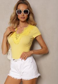 Renee - Żółty T-shirt z Bawełny z Krótkim Rękawem i Ozdobną Koronką przy Dekolcie Comelina. Okazja: do pracy, na co dzień. Kolor: żółty. Materiał: bawełna, koronka. Długość rękawa: krótki rękaw. Długość: krótkie. Wzór: koronka. Styl: casual, klasyczny #3