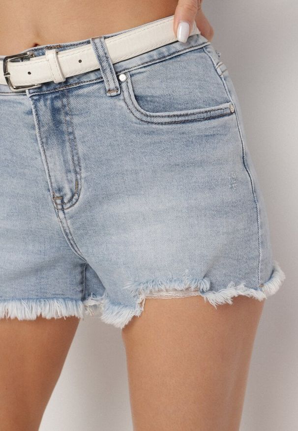 Born2be - Jasnoniebieskie Szorty Jeansowe z Ozdobnymi Przetarciami Tenafela. Okazja: na co dzień. Kolor: niebieski. Materiał: jeans. Długość: krótkie. Styl: elegancki, casual