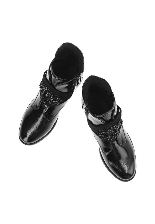 Czarne Botki S.Barski Eleganckie Obuwie Damskie Z Ozdobą. Okazja: na co dzień. Kolor: czarny. Materiał: lakier, materiał. Wzór: aplikacja. Obcas: na obcasie. Styl: elegancki. Wysokość obcasa: niski