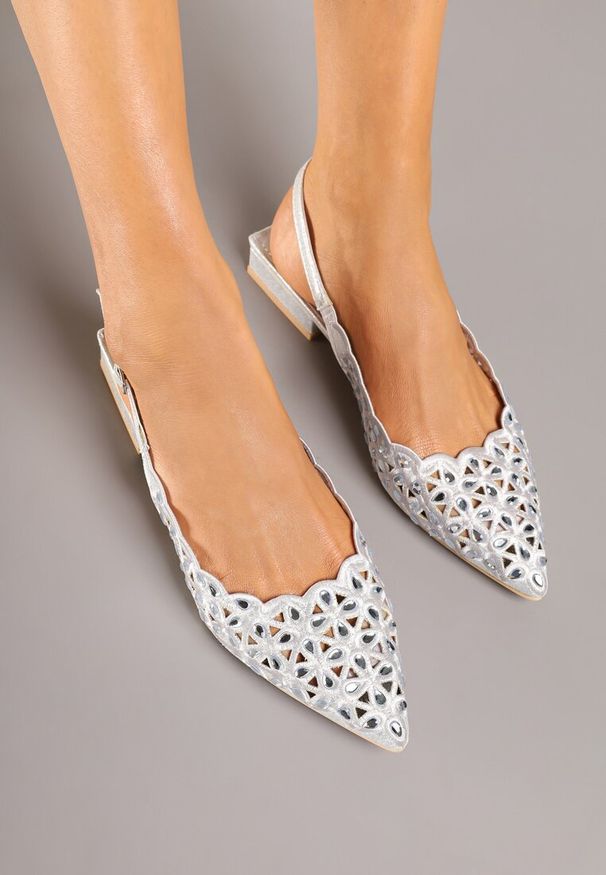 Renee - Srebrne Sandały Slingback z Ażurową Cholewką Napreia. Okazja: na co dzień, na spotkanie biznesowe. Zapięcie: sprzączka. Kolor: srebrny. Wzór: ażurowy. Styl: biznesowy, elegancki, casual