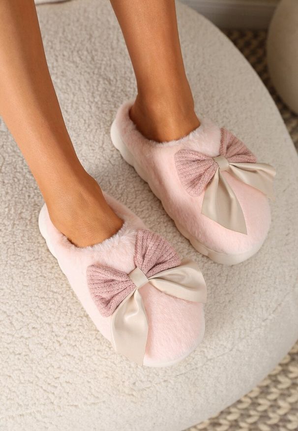 Renee - Różowe Kapcie z Dużą Kokardą i Futerkiem Naonelle. Okazja: do domu. Kolor: różowy. Materiał: futro. Obcas: na obcasie. Styl: elegancki. Wysokość obcasa: niski